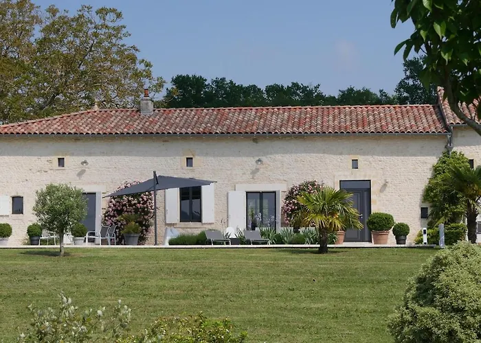 Charmante Maison Charentaise - Piscine - Sauna * Baignes-Sainte-Radegonde