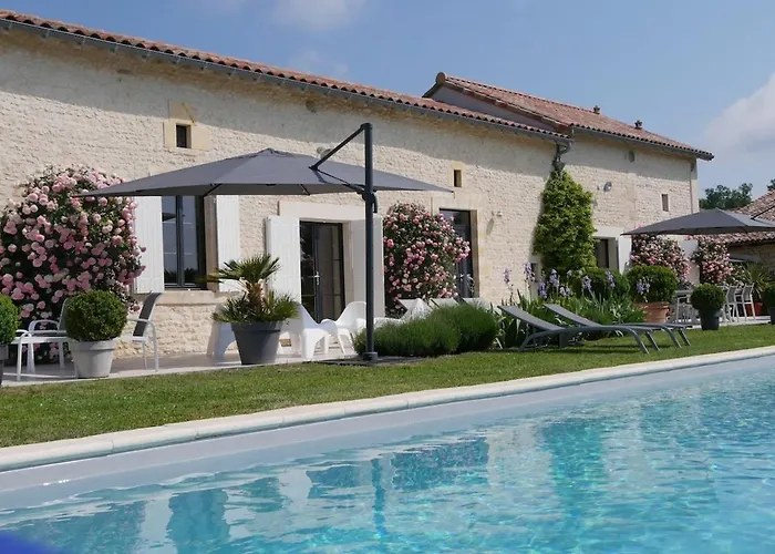 Charmante Maison Charentaise - Piscine - Sauna * Baignes-Sainte-Radegonde