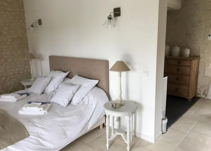 Charmante Maison Charentaise - Piscine - Sauna * Baignes-Sainte-Radegonde